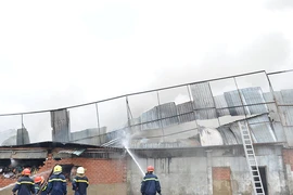 Cảnh sát đến nơi, lửa đã trùm lên xưởng may ở Hóc Môn