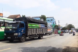 Ô tô tải cuốn người đàn ông đi xe máy, kéo lê trên quốc lộ 50