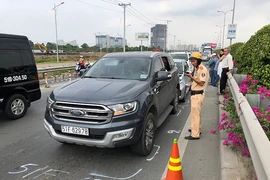 Tông liên hoàn kép 9 xe trên cao tốc, cửa ngõ TP.HCM kẹt cứng