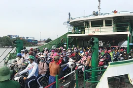Hơn 95.000 người dồn về, phà Cát Lái ùn ứ kinh hoàng