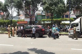 Va chạm ô tô trên đường Trường Chinh, 2 người bị đánh hội đồng