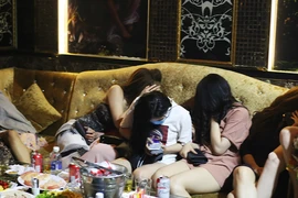 Nữ tiếp viên mặc mát mẻ trong quán karaoke chui quận 1