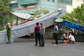 3 cổng chào phố đi bộ Nguyễn Huệ sập, 1 người bị thương