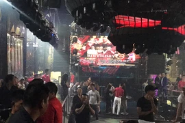 Tiếp viên quán karaoke quận 7 múa khiêu dâm phục vụ khách 