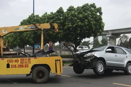 Tông nhiều xe máy dừng đèn đỏ, tài xế cố thủ trong ô tô