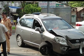 Ô tô 7 chỗ tông dải phân cách, lao sang làn xe máy ở quận 6