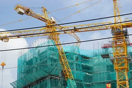 Cần cẩu đang thi công bất ngờ gãy sập ở quận 8