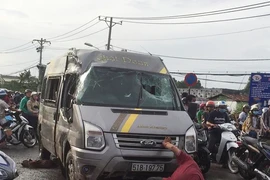 Xe khách lật ở quận 9, nhiều người kêu cứu