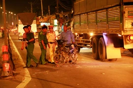 Người đàn ông chạy nhanh, tông cọc tiêu phản quang