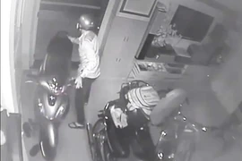 Camera ghi cảnh trộm vào nhà dắt 3 xe máy ở quận 1
