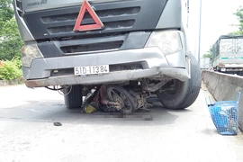 Bình Chánh: Xe đầu kéo đẩy 2 vợ chồng gần 100 m trên đường