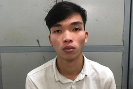 Tìm đồ mất trộm, thanh niên dùng còng số 8 khống chế cô gái