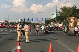 Lùi cán 3 xe máy, ô tô tiếp tục tông người truy đuổi
