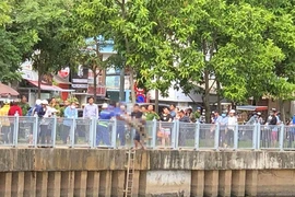 Thi thể người đàn ông nổi gần cầu Kiệu