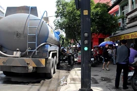 Thương tâm: Ông khóc bên thi thể 2 cháu bị tai nạn ở Nhà Bè