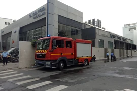 Cháy nhà kho sau đại lý ô tô gần Tân Sơn Nhất