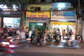 Giết cô gái bán dâm ở nhà nghỉ, cướp đi bộ trang sức giả