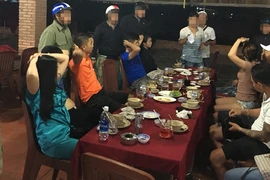 1 phụ nữ bị nhóm cho vay bắt cóc, đánh đập trong sân bóng đá