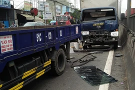 Tông liên hoàn 4 xe tải, 2 người mắc kẹt ở Bình Tân