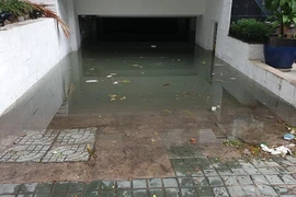 Hàng loạt hầm để xe ngập chìm, cảnh sát PCCC vất vả bơm nước