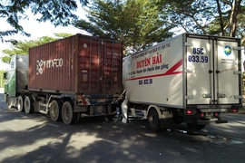 Xe tải tông đuôi container ở Bình Chánh, 2 người bị thương