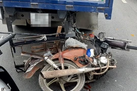 Xe máy tông vào đuôi ô tô ở cầu vượt An Sương