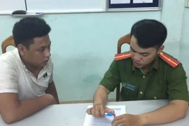 Đi thuê xe bằng giấy giả để bán sang Campuchia 