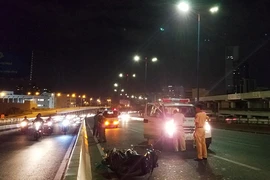 2 người nước ngoài tông vào xe cảnh sát ở cầu Sài Gòn