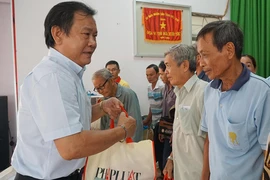 Thăm, tặng quà hàng trăm hộ dân khó khăn ở Bến Tre