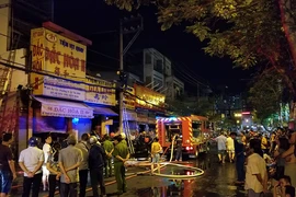 Tiệm vịt quay phát hỏa, nhiều người thoát ra từ mái nhà 