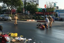 Quận 12: Xe ô tô làm đổ hóa chất, hàng loạt xe máy trượt té 