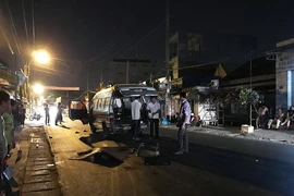 Mẹ khóc ngất, ôm con gái bị xe container cán tử vong 