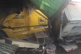 Tài xế container tông xe tải, húc sập nhà dân rồi... ngủ