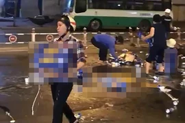 Tài xế làm rơi 10 thùng bia ở quận 1