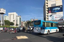 Xe khách cán chết người phụ nữ ở vòng xoay Điện Biên Phủ