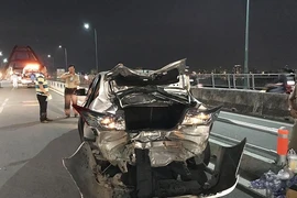 Mô tô tông nát đuôi xe ô tô 4 chỗ trên cầu Bình Lợi