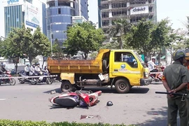 Xe máy tông đuôi ô tô dọn vệ sinh, một phụ nữ trọng thương