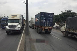 Một thanh niên nhiều lần lao vào ô tô đang chạy ở Thủ Đức