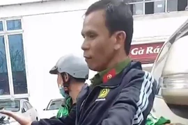 Bị phát hiện trộm xe máy liền cởi áo 'khoe' mình là cảnh sát