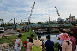 Thi thể 1 phụ nữ dưới kênh nước đen ở Bình Tân