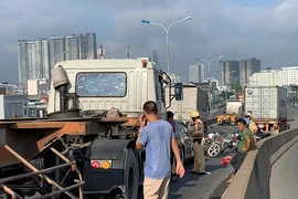 Tông liên hoàn trên cầu Phú Mỹ, kẹt xe từ sáng đến trưa