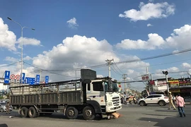 Cúp đầu xe tải, người đàn ông chết thảm ở quận 12
