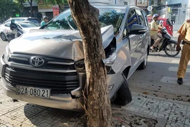 Ô tô tông xe máy, lao vào cột điện ở Gò Vấp