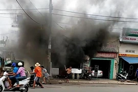 Quán cơm ở quận Tân Bình nổ, cụ ông 70 tuổi kẹt trong đám cháy