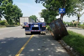 Khiếp vía vì 2 cuộn thép hàng chục tấn văng xuống đường