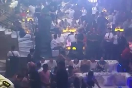 Hàng trăm dân chơi phê ma túy ở quán bar 030X8