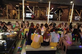 Kiểm tra nhà hàng, phát hiện nữ tiếp viên 13 tuổi