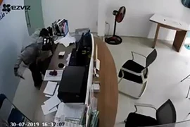 Cướp xông vào 1 đại lý Viettel bắt nữ nhân viên chuyển tiền