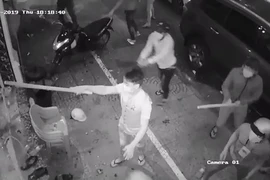 Bình Thạnh: Xông vào nhà hỗn chiến vì xe máy chắn lối ô tô