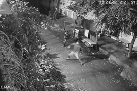 Hai vợ chồng cụ già bị khủng bố bằng sơn, gạch